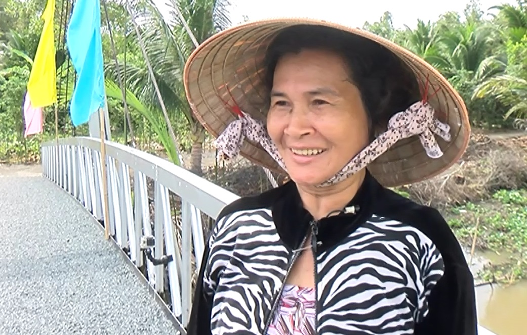 Cô Trần Thị Bé Ba phấn khởi khi được đi trên cây cầu mới