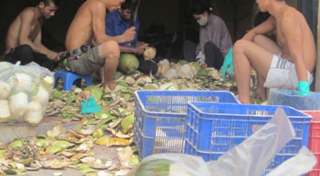 Sự thật bất ngờ về việc dừa xiêm tắm hóa chất giữa phố