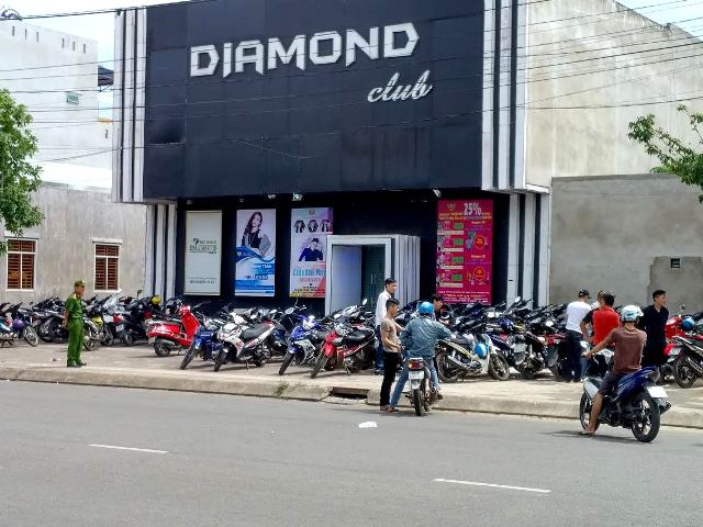 Trước khi quán bar Diamond bị đột kích , chủ quán bị bắt vì tổ chức đánh bạc