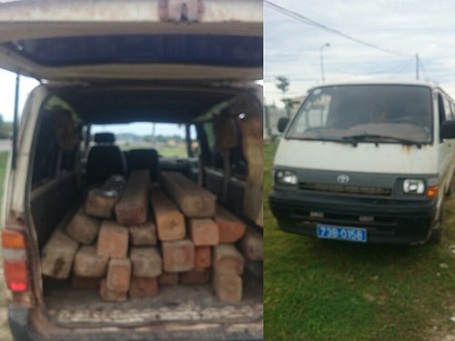 Bắt giữ xe biển xanh vận chuyển gỗ không rõ nguồn gốc