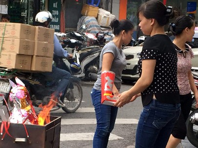 Hàng nghìn tỷ đồng cháy theo vàng mã mỗi dịp Vu Lan