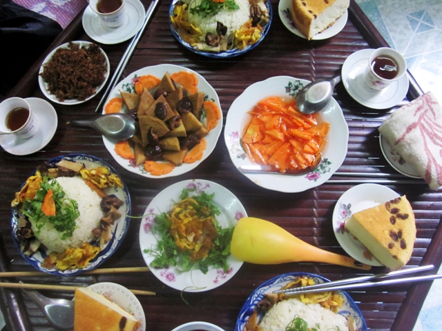 Hoảng hốt thấy món lòng lợn, tiết canh chay trong cỗ rằm tháng 7