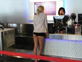 Cô gái gây sốc vì chỉ mặc quần lót để làm thủ tục lên máy bay