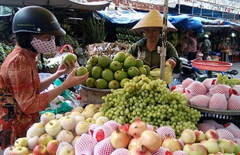  Người mua rất khó phân biệt được đâu là hàng Trung Quốc, đâu là hàng Việt. Trong ảnh: Nho, xoài…Trung Quốc bán tràn lan trên thị trường. Ảnh: QH