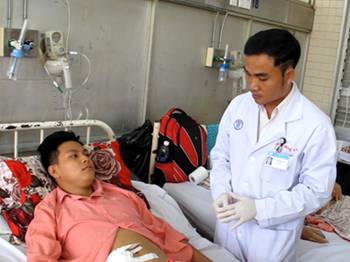 Táo tợn rình ở trụ ATM đâm người, cướp tiền