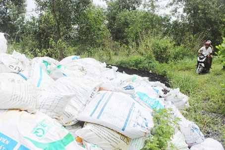 Đổ trộm cả trăm tấn bùn thải công nghiệp