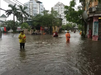 Tại đường Thụy Khuê và Đội Cấn nước ngập sâu và kéo dài cả km (Ảnh: Hà Trang)