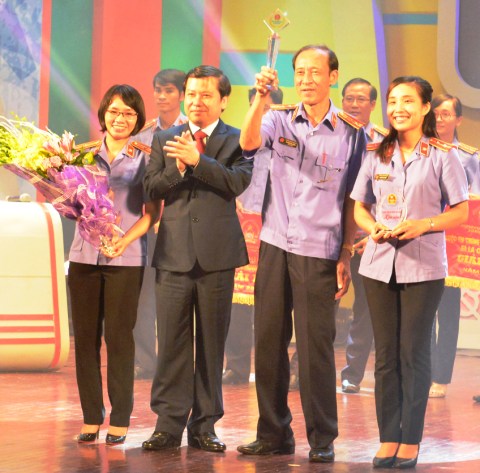Đồng chí Lê Minh Trí, Ủy viên Trung ương Đảng, Viện trưởng VKSNDTC trao giải Nhất cho đội VKSND tỉnh Bắc Ninh 