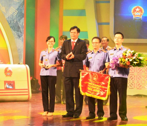 Phó Viện trưởng VKSNDTC Trần Công Phàn trao giải Nhì cho Vụ 4, VKSNDTC