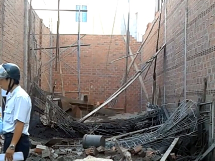 Sập nhà đang thi công, 8 người bị nạn