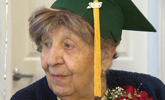 Cụ bà nhận bằng tốt nghiệp phổ thông ở  tuổi 100