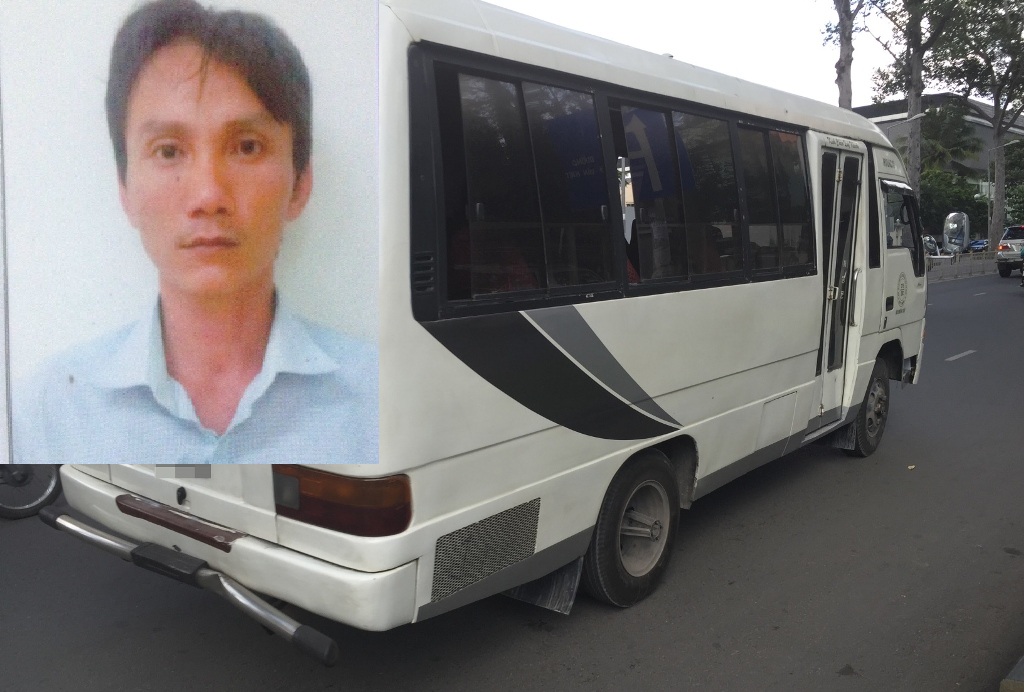  Bị can Nguyễn Văn Đáng và chiếc xe mà băng nhóm này dùng làm xe khách (ảnh Đình Thảo)
