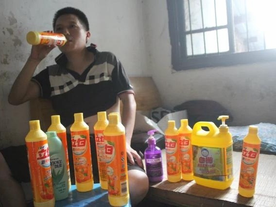 Chàng trai mắc bệnh lạ, mỗi lần uống hết nửa chai nước tẩy rửa