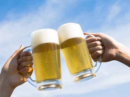 Cả thị trấn lần đầu được uống bia sau 81 năm