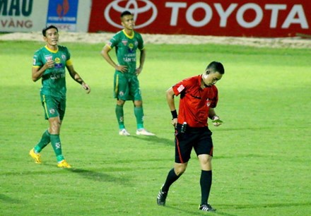 Lăng mạ trọng tài, trung vệ Cần Thơ bị treo giò đến tận mùa sau