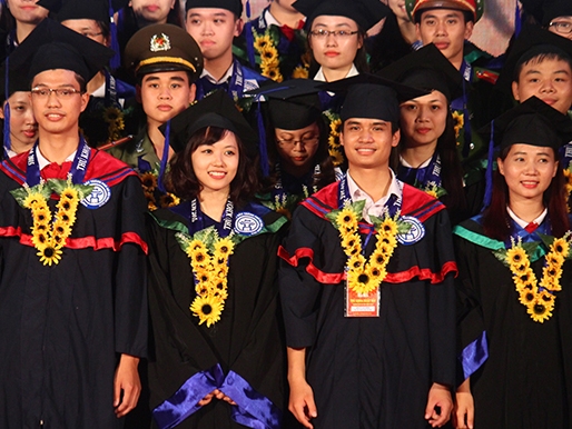 Thủ khoa tốt nghiệp xuất sắc được Hà Nội trải thảm đỏ