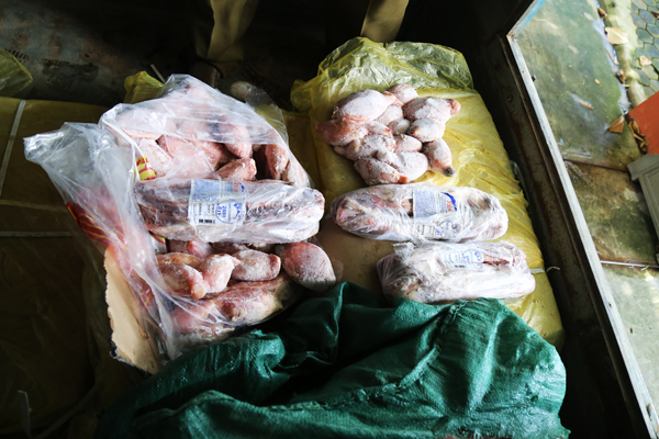  Số thịt bò và nội tạng động vật quá đát bị Lào Cai thu giữ ngày 23/8. Ảnh báo Lào Cai