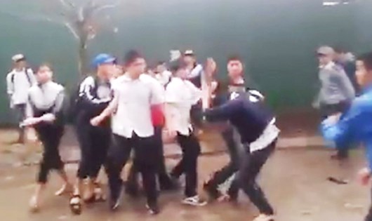 Giải quyết mâu thuẫn trong đêm, ba học sinh bị đâm nhập viện