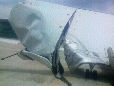 Máy bay Vietnam Airlines bị rách cánh đuôi do va cột đèn