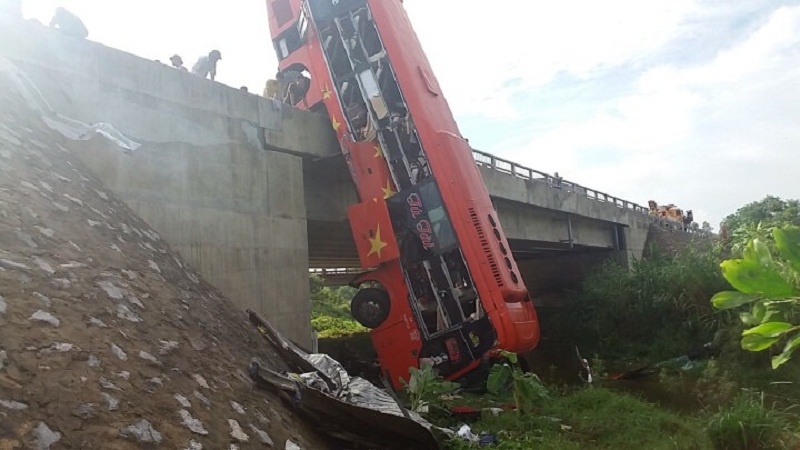  Hiện trường vụ tai nạn khiến 1 người chết, 10 người bị thương