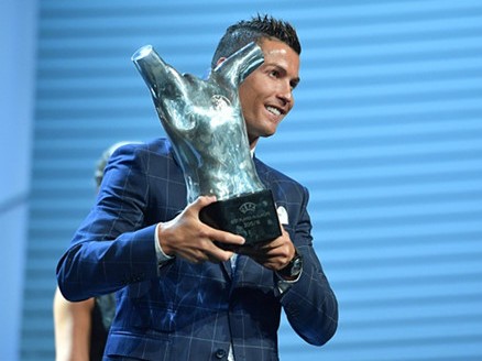 Ronaldo xuất sắc nhất châu Âu 2015 16 Gian nan tỏ mặt anh hùng