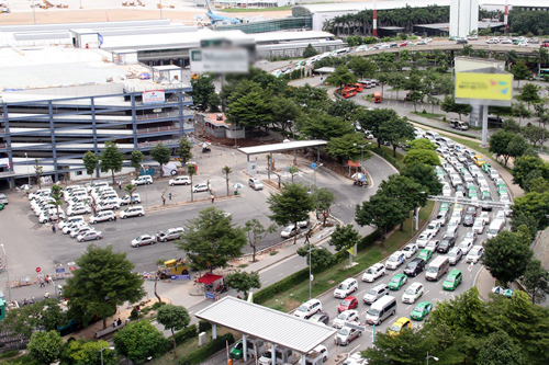  Điều chỉnh giao thông khu vực quanh sân bay Tân Sơn Nhất nhằm khắc phục tình trạng kẹt xe xảy ra thường xuyên thời gian qua. Ảnh: GM