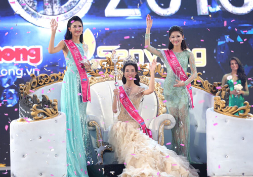  Top 3 Hoa hậu Việt Nam 2016: Á hậu 1 Thanh Tú, Hoa hậu Mỹ Linh và Á hậu 2 Thùy Dung (từ trái qua). Ảnh: Mr Bil.