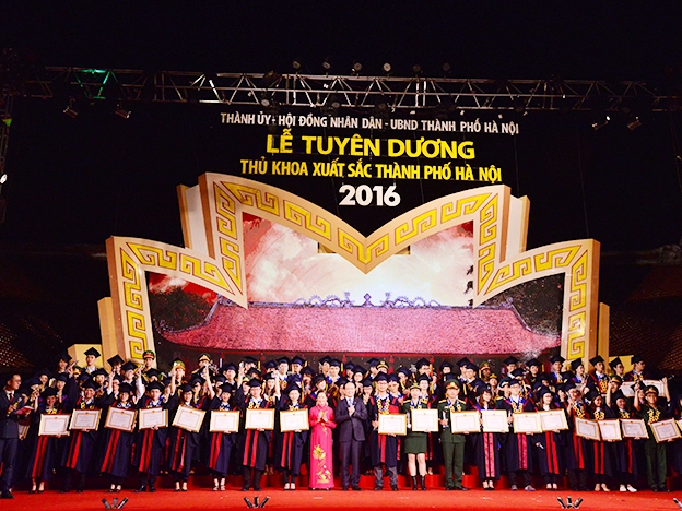 Hà Nội tuyên dương 100 thủ khoa tốt nghiệp xuất sắc