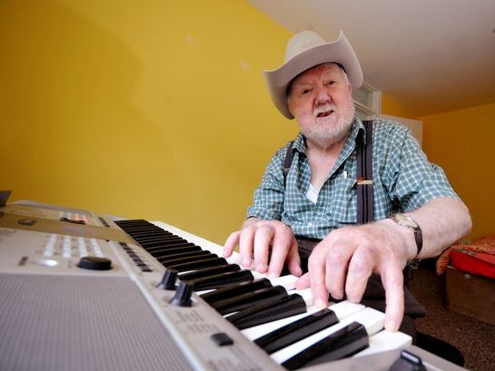 Tự nhiên biết đánh đàn piano sau khi bị đột quỵ