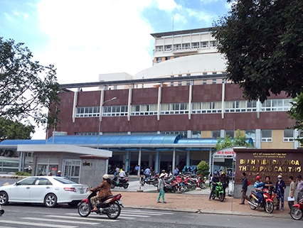 Bệnh nhân HIV cầm kéo rượt bác sĩ chạy tán loạn