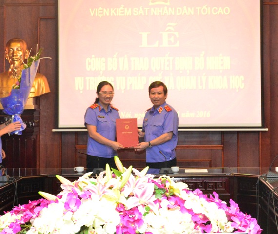 Viện trưởng VKSNDTC Lê Minh Trí trao quyết định bổ nhiệm chức vụ Vụ trưởng Vụ 14 cho đồng chí Hoàng Thị Quỳnh Chi