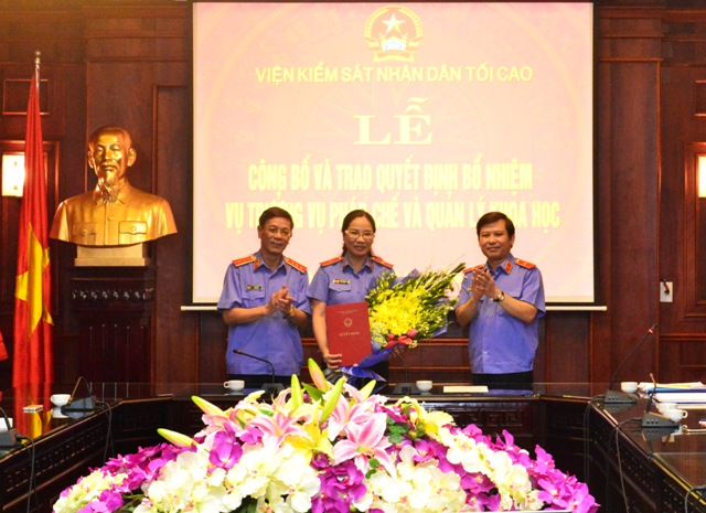 Viện trưởng VKSNDTC Lê Minh Trí và Phó Viện trưởng VKSNDTC Lê Hữu Thể trao quyết định và tặng hoa chúc mừng đồng chí Hoàng Thị Quỳnh Chi được bổ nhiệm chức vụ Vụ trưởng Vụ 14