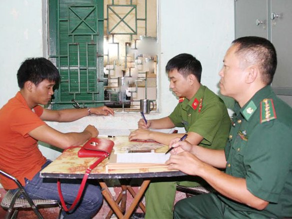 Giả làm anh hùng rồi cướp giật tài sản của mỹ nhân