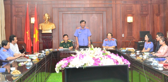 Đồng chí Trần Công Phàn, Phó Viện trưởng VKSNDTC, Trưởng Ban chỉ đạo công tác tuyên truyền ngành KSND, Trưởng Ban chỉ đạo cuộc thi phát biểu tại cuộc họp