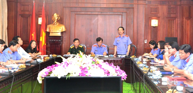 Tổng Biên tập báo Bảo vệ pháp luật Phạm Xuân Chiến trình bày báo cáo tổng kết cuộc thi 