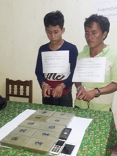Bắt 2 đối tượng người Lào vận chuyển 10 bánh Heroin