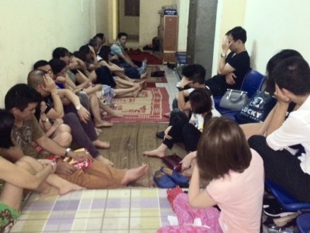 Công an đột kích 2 quán karaoke, bắt hàng chục dân chơi phê ma tuý