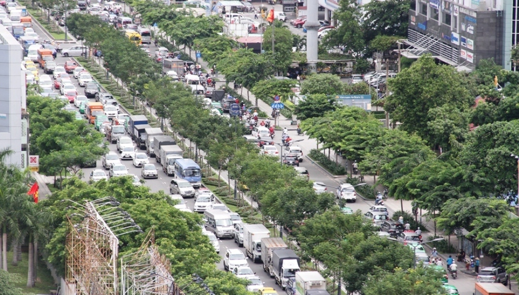  Đường Trường Sơn vào sân bay Tân Sơn Nhất luôn quá tải vì lượng xe quá lớn (ảnh Quốc Anh)