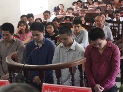 Băng cướp chém người cướp của, hiếp dâm nạn nhân hầu tòa