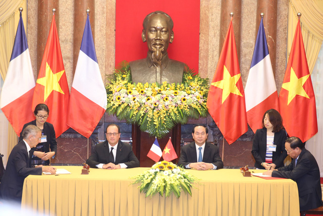 Tổng thống Pháp Frangcois Hollande và Chủ tịch nước Trần Đại Quang chứng kiến lễ ký kết các văn kiện hợp tác giữa hai nước. (Ảnh: Đăng Khoa)