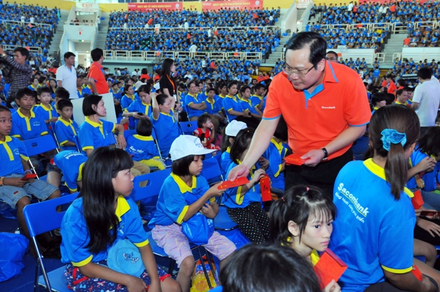 Ông Phan Huy Khang – Phó Chủ tịch HĐQT kiêm Tổng giám đốc Sacombank lì xì Tết cho các em nhỏ mồ côi