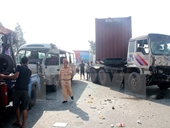 Xe tải đâm container rồi tông xe khách, 11 người thương vong