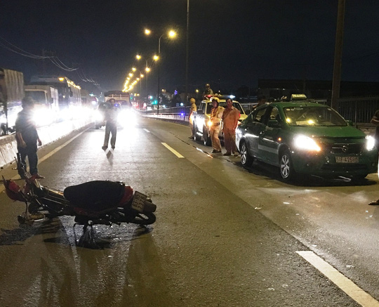 Ma men lao vào taxi, bay nhiều mét trên Quốc lộ 1