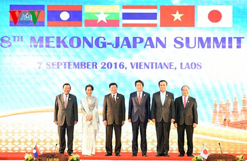  Thủ tướng Nguyễn Xuân Phúc (ngoài cùng bên phải) tham dự Hội nghị Cấp cao Mekong - Nhật Bản lần thứ 8.