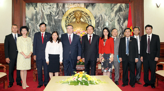 Chánh án TAND tối cao Nguyễn Hòa Bình chụp ảnh lưu niệm với Đoàn đại biểu VKSTC Bun-ga-ri 