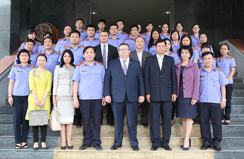 Đoàn đại biểu VKSTC Bun-ga-ri chụp ảnh lưu niệm với cán bộ, giảng viên Trường Đại học Kiểm sát Hà Nội 