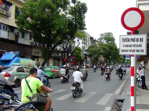 Hà Nội Cấm xe biển xanh vào phố đi bộ quanh hồ Gươm