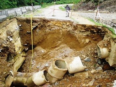 Hố tử thần chia cắt quốc lộ ở Thanh Hoá