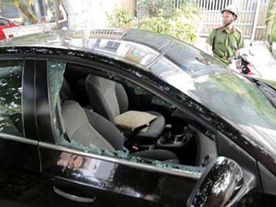 Truy bắt băng nhóm chuyên đập kính ô tô để trộm