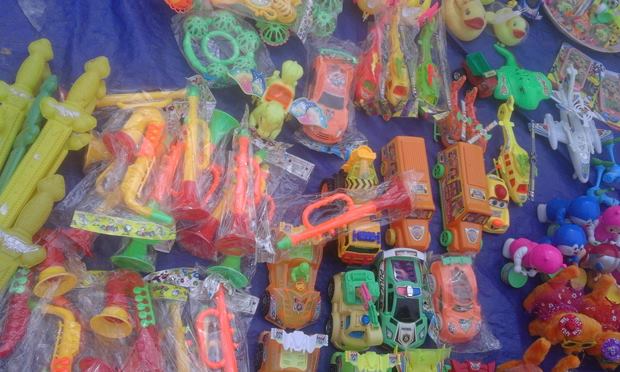 Đồ chơi bạo lực Trung Quốc áp đảo hàng nội